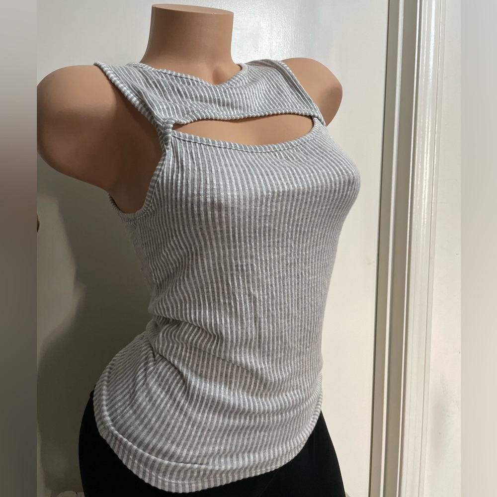Caution to the Wind Grey/white top size small - Picture 3 of 7